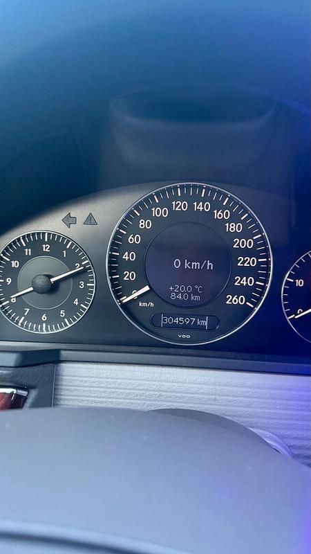 Gebraucht Mercedes E220 160 PS (117 kW) 2002 Andere farben Limousine