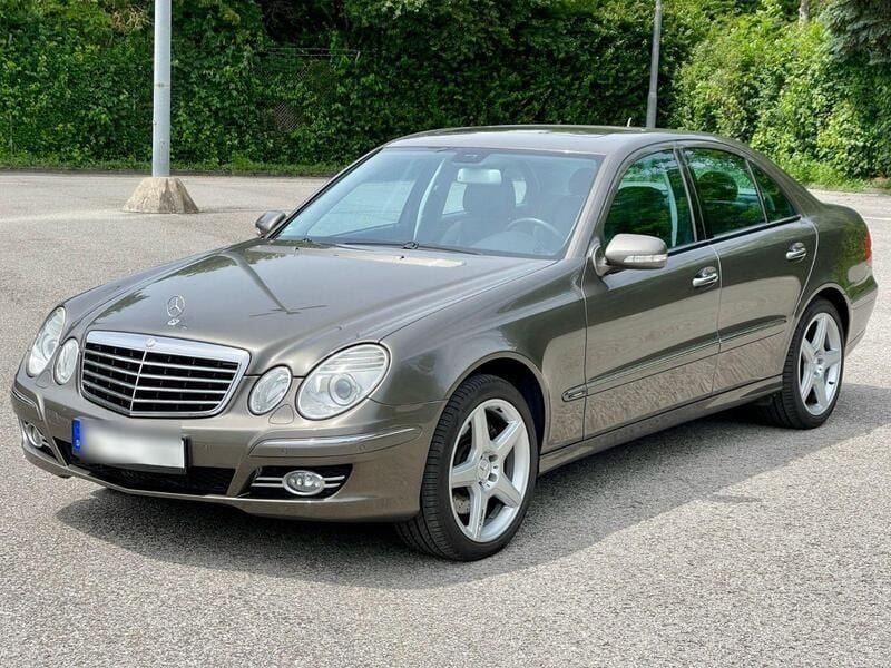 Beige Gebraucht 2008 Mercedes E500 Limousine | 19.999 € - Bild 1/4