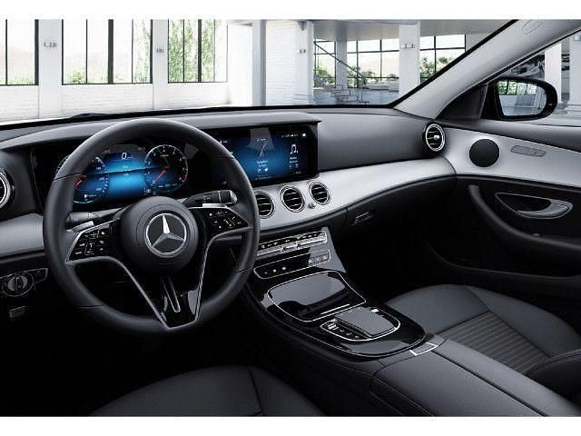 Gebraucht Mercedes E200 Avantgarde 197 PS (144 kW) 2022 Blau / nautikblau Limousine