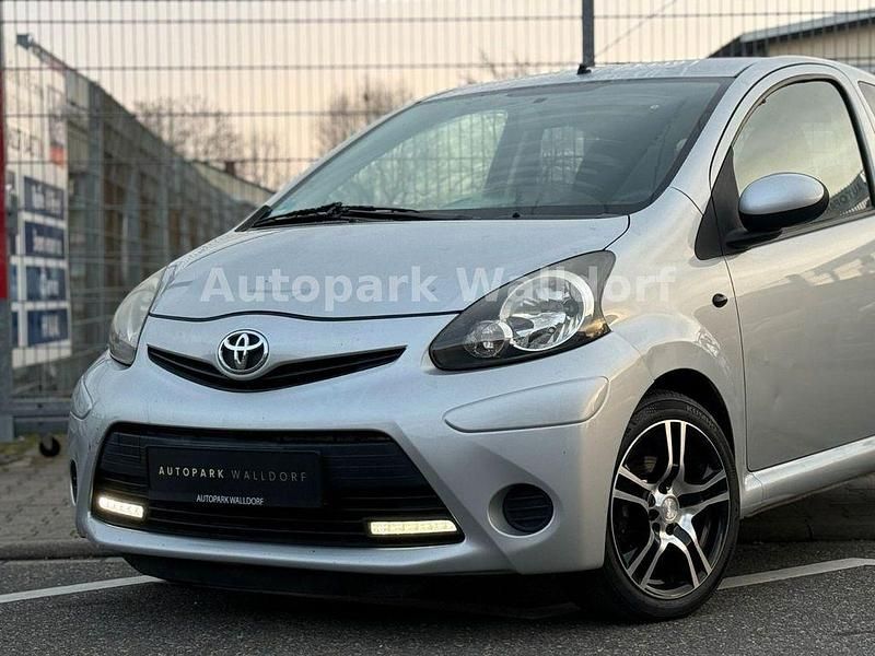 Gebraucht Toyota Aygo Cool 68 PS (50 kW) 2013 Silber Kleinwagen