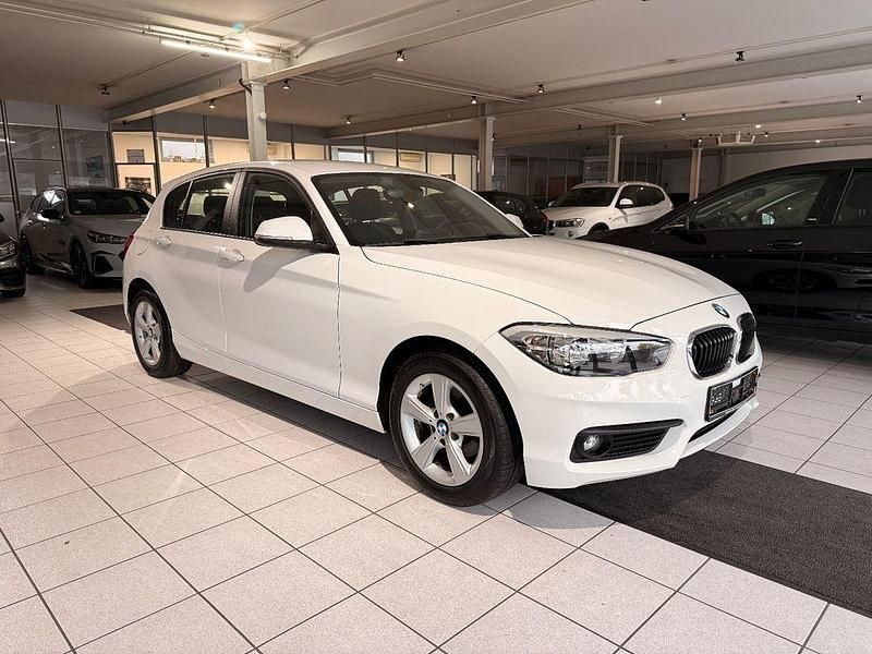 Weiß Gebraucht 2018 BMW 118 Advantage Kleinwagen | 11.499 € (Superpreis) - Bild 1/4
