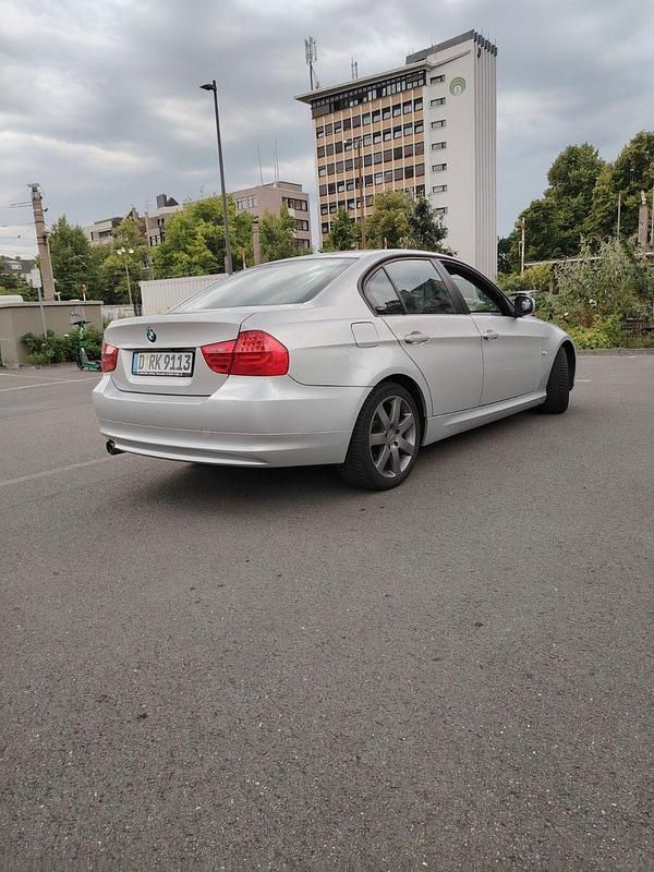 Silber Gebraucht 2010 BMW 318 Lifestyle Limousine | 5.100 € (Guter Preis) - Bild 1/4