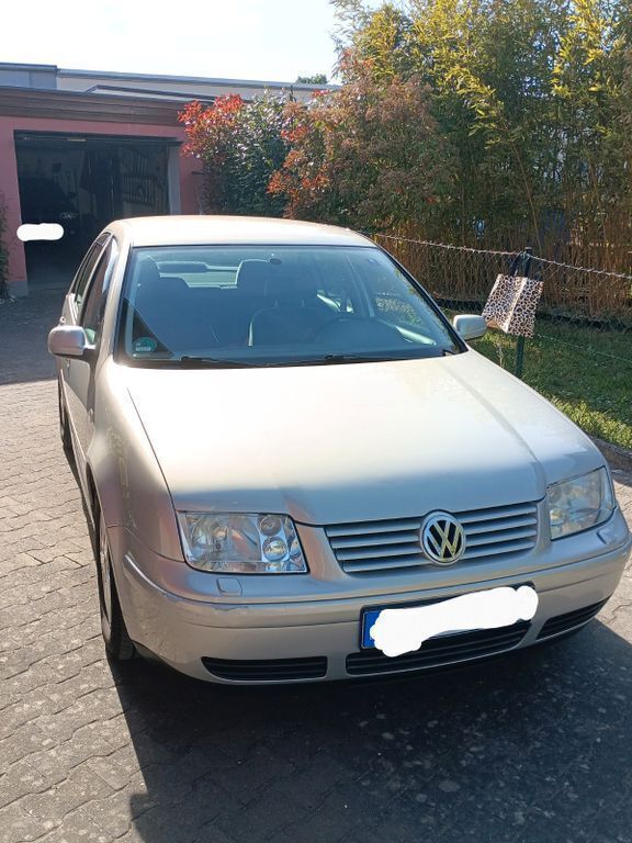 Silber Gebraucht 1999 VW Bora Basis Limousine | 1.700 € (Fairer Preis) - Bild 1/4