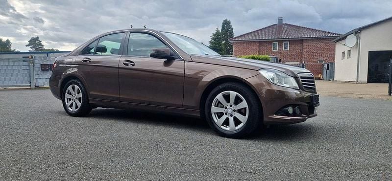 Braun Gebraucht 2012 Mercedes C200 Limousine | 9.577 € (Fairer Preis) - Bild 1/4