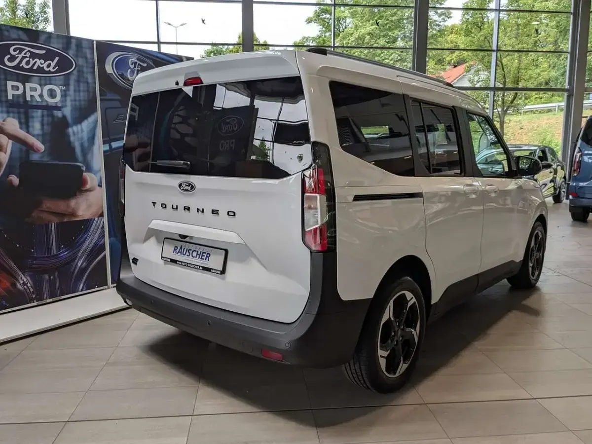 Neu Ford Tourneo Courier Titanium 100 kW (136 PS) 2026 Frozen white Van / Kleinbus
