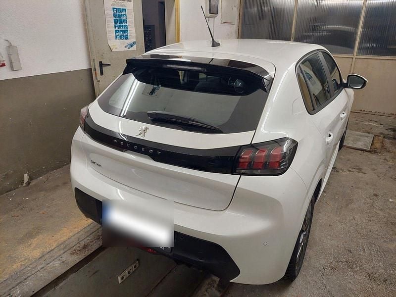 Gebraucht Peugeot 208 Active 75 PS (55 kW) 2021 Weiß Kleinwagen