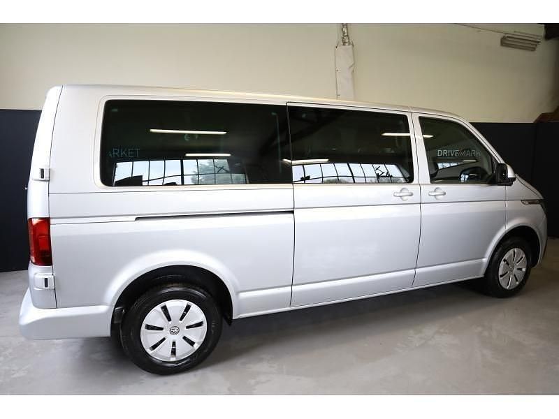Gebraucht VW Caravelle Comfortline 150 PS (110 kW) 2024 Silber Van / Kleinbus
