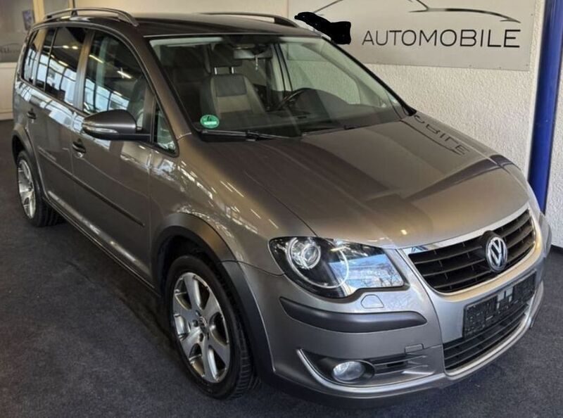 Grau Gebraucht 2010 VW Touran Cross Van / Kleinbus | 8.990 € (Fairer Preis) - Bild 1/4
