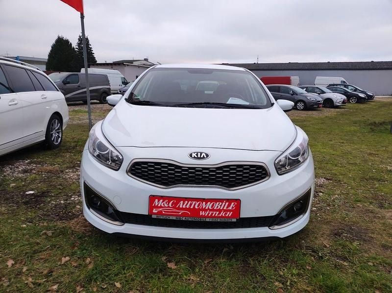 Gebraucht Kia Ceed DREAM-TEAM Edition 99 PS (72 kW) 2017 Weiß Kleinwagen