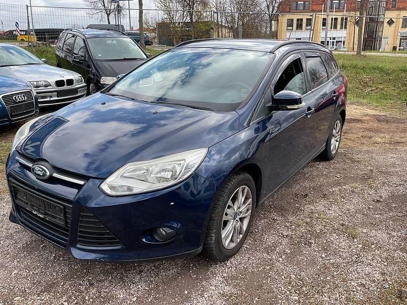 Gebraucht Ford Focus Trend 105 PS (77 kW) 2011 Blau Limousine