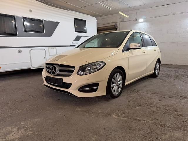 Beige Gebraucht 2017 Mercedes B180 Van / Kleinbus | 4.990 € (Fairer Preis) - Bild 1/4
