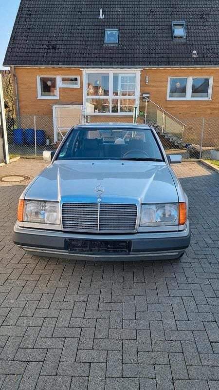 Gebraucht Mercedes E230 132 PS (97 kW) 1992 Silber Limousine