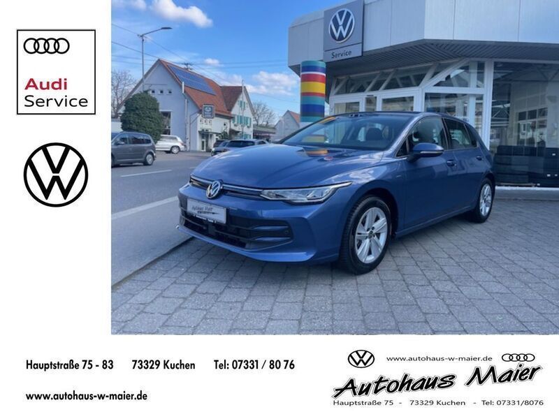 Blau Gebraucht 2024 VW Golf VIII Life Limousine | 23.560 € (Guter Preis) - Bild 1/4
