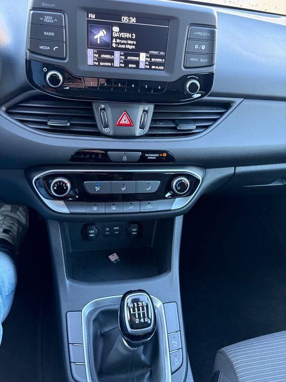 Gebraucht Hyundai i30 120 PS (88 kW) 2017 Weiß Limousine