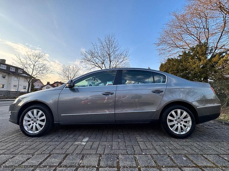 Second-hand VW Passat 140 CP (102 kW) 2005 Gri Berlinǎ