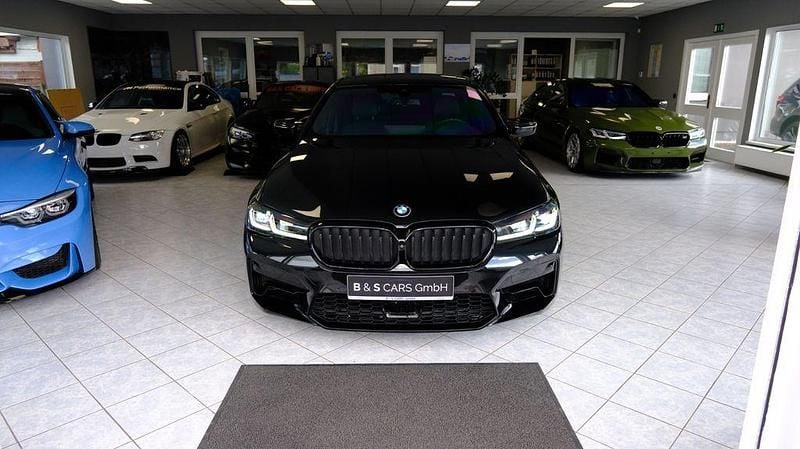 Schwarz Gebraucht 2021 BMW M550 Performance Limousine | 43.900 € - Bild 1/4