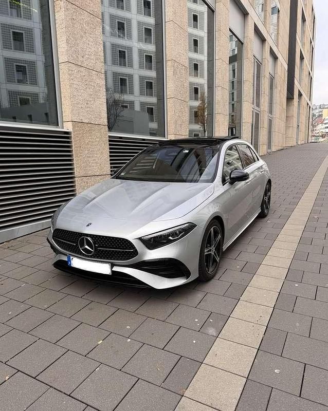 Silber Gebraucht 2023 Mercedes A250 Advanced Plus Limousine | 34.900 € (Fairer Preis) - Bild 1/4