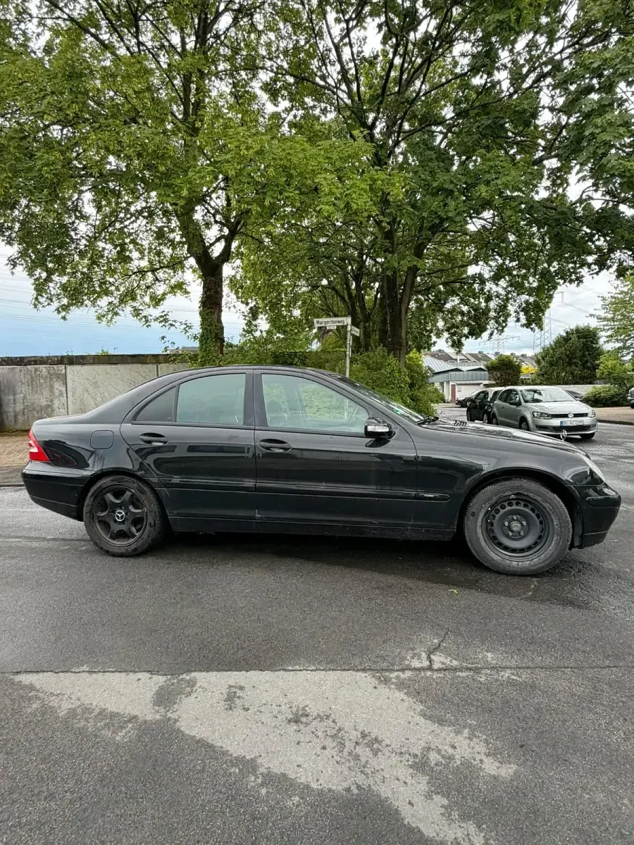 Gebraucht Mercedes C180 129 PS (94 kW) 2001 Schwarz Limousine