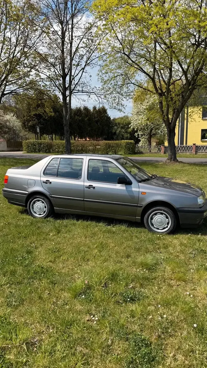 Brugt VW Vento 75 HK (55 kW) 1993 Grå Sedan