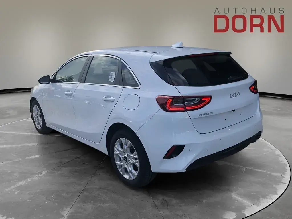 Neu Kia Ceed 140 PS (102 kW) 2026 Carraraweiss Kleinwagen