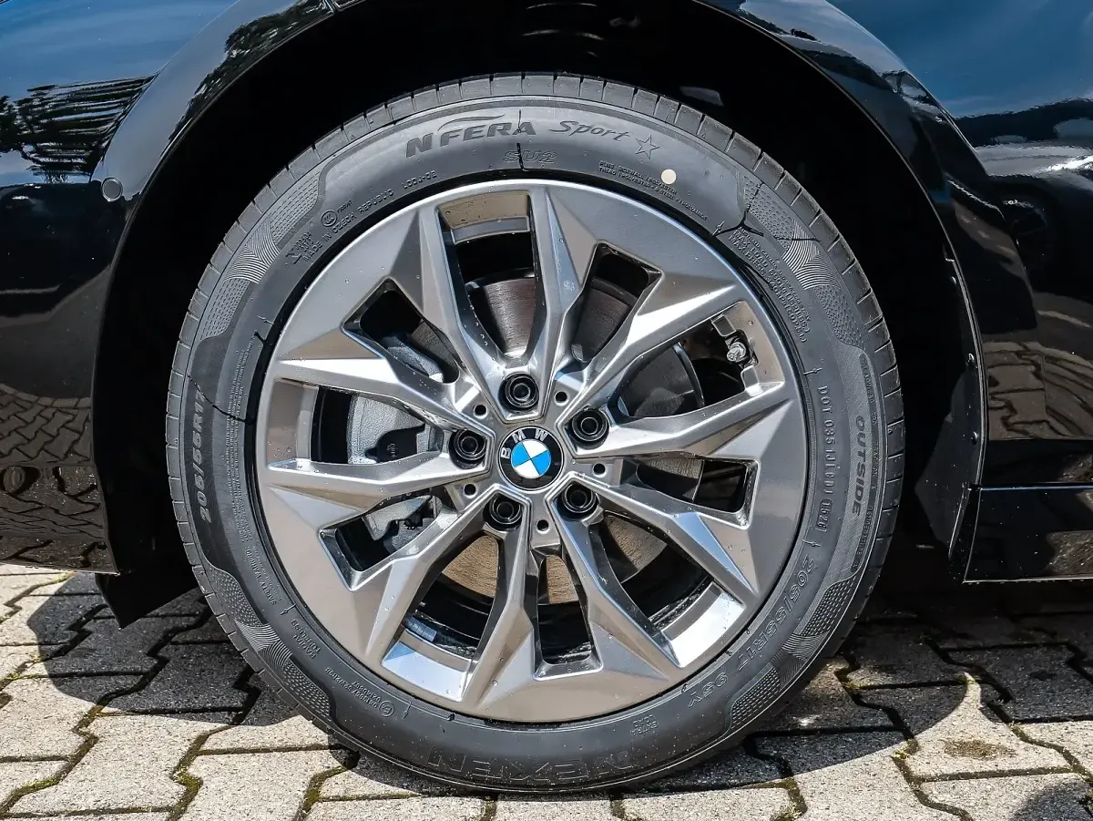 Neu BMW 120 170 PS (125 kW) 2026 Thundernight metalli Kleinwagen