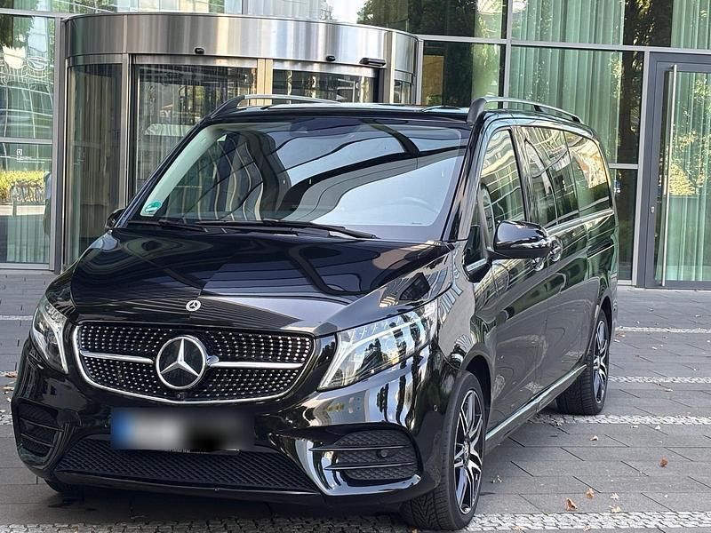 Schwarz Gebraucht 2022 Mercedes V300 AMG Van / Kleinbus | 59.990 € (Etwas zu teuer) - Bild 1/4