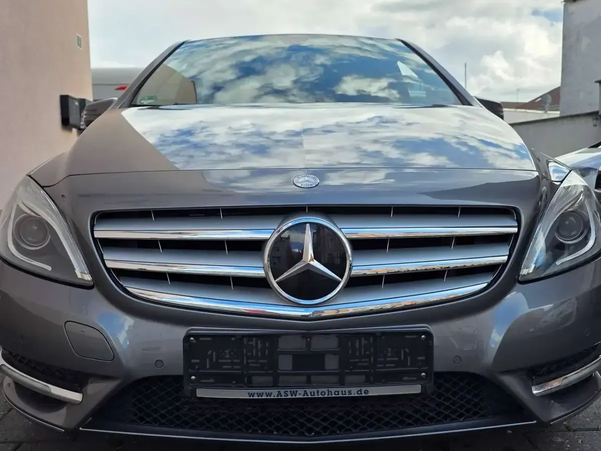 Gebraucht Mercedes B180 122 PS (89 kW) 2012 Mountaingrau  met. Kleinwagen