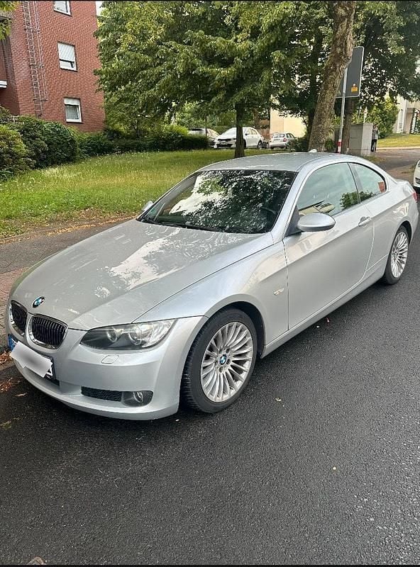 Silber Gebraucht 2009 BMW 325 Coupé | 12.500 € (Teuer) - Bild 1/4