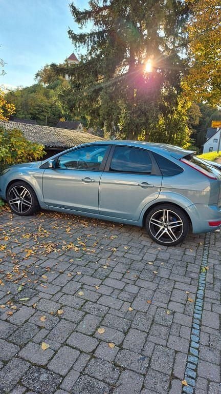Blau Gebraucht 2009 Ford Focus Titanium Limousine | 2.600 € (Guter Preis) - Bild 1/3