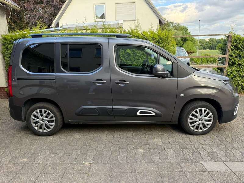 Grau Gebraucht 2018 Citroën Berlingo Live Van / Kleinbus | 15.999 € (Etwas zu teuer) - Bild 1/4