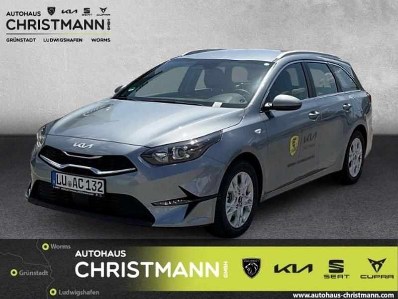 Lunarsilber Gebraucht 2024 Kia Ceed Sportswagon Comfort Kombi | 20.890 € - Bild 1/4