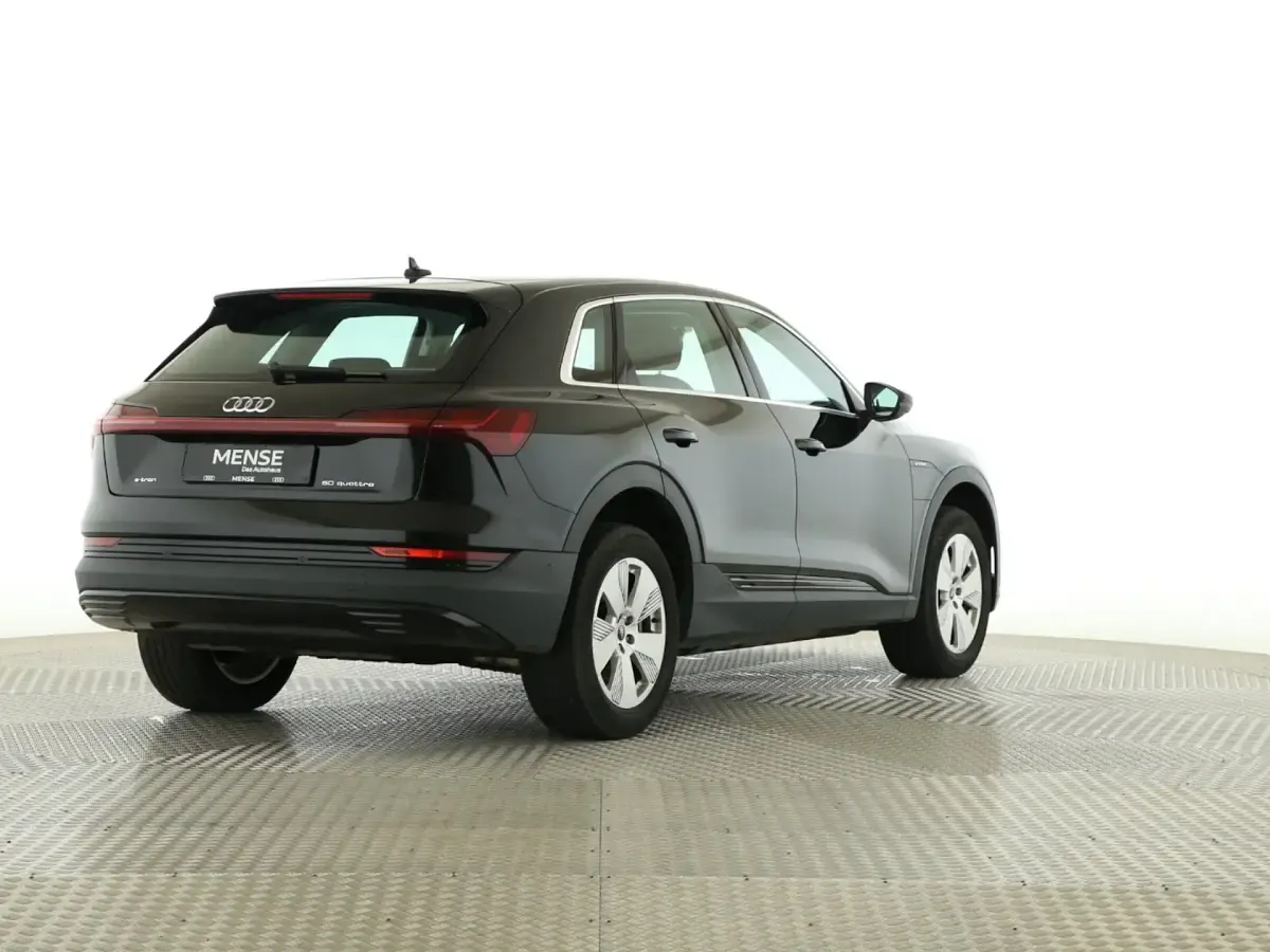 Używany Audi e-tron Comfort 230 kW (313 KM) 2022 Czarny SUV