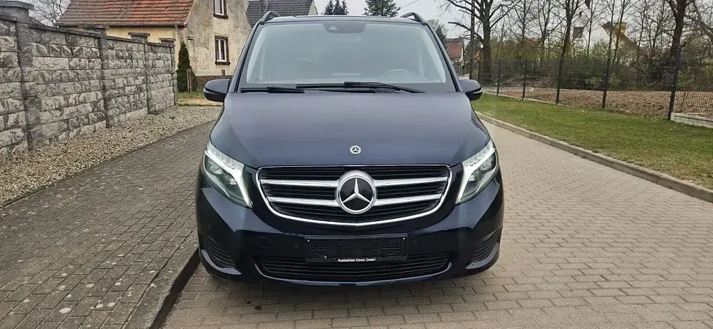 Gebraucht Mercedes V220 Edition 163 PS (119 kW) 2017 Blau Van / Kleinbus