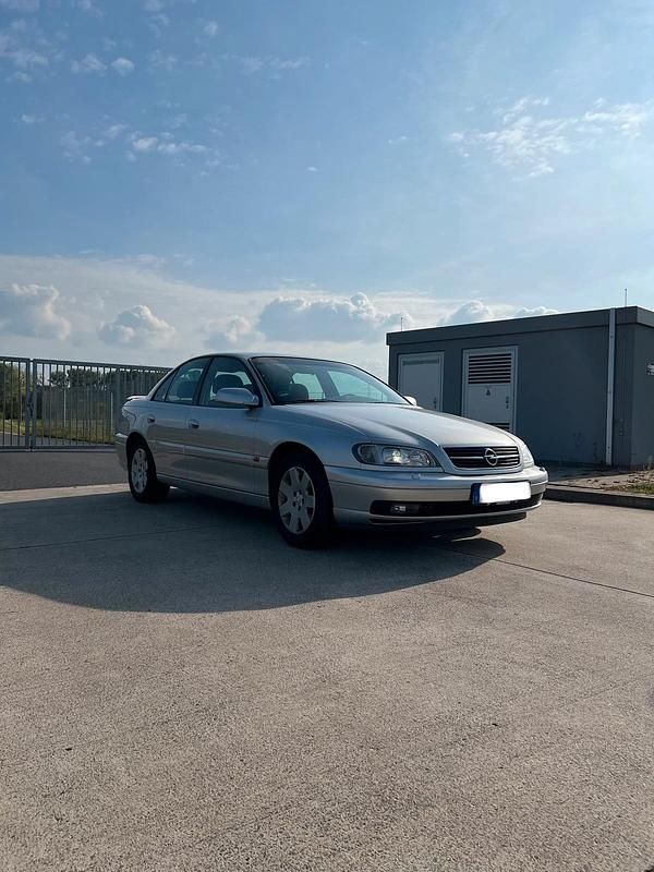 Grau Gebraucht 1999 Opel Omega Limousine | 2.699 € (Etwas zu teuer) - Bild 1/4