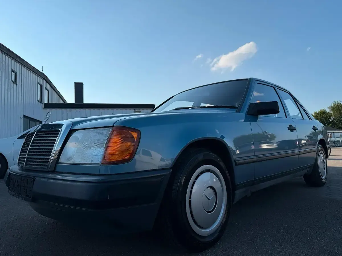Gebraucht Mercedes E230 132 PS (97 kW) 1988 Blau Limousine
