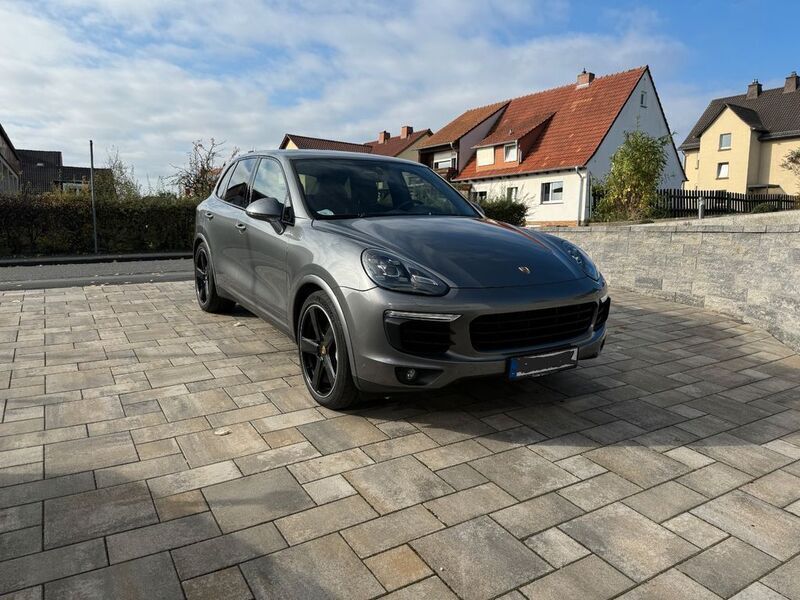 Grau Gebraucht 2016 Porsche Cayenne S SUV | 37.400 € (Fairer Preis) - Bild 1/4