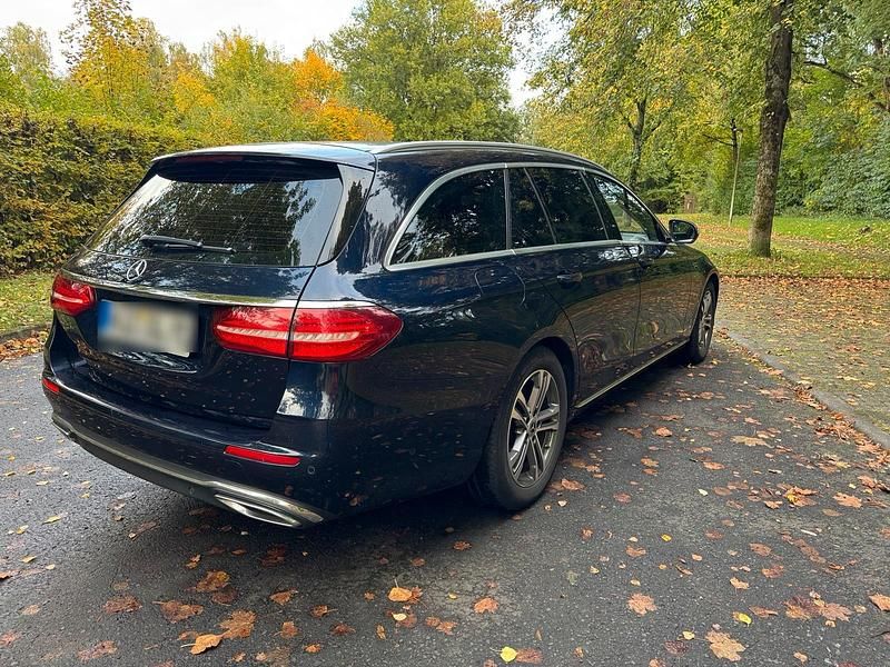 Gebraucht Mercedes E220 194 PS (142 kW) 2017 Blau Kombi
