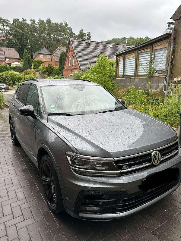 Grau Gebraucht 2020 VW Tiguan Allspace Highline SUV | 29.949 € (Fairer Preis) - Bild 1/4
