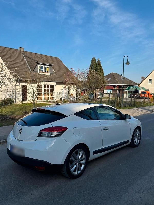 Gebraucht Renault Mégane Coupé Night&Day 131 PS (96 kW) 2010 Weiß Coupé