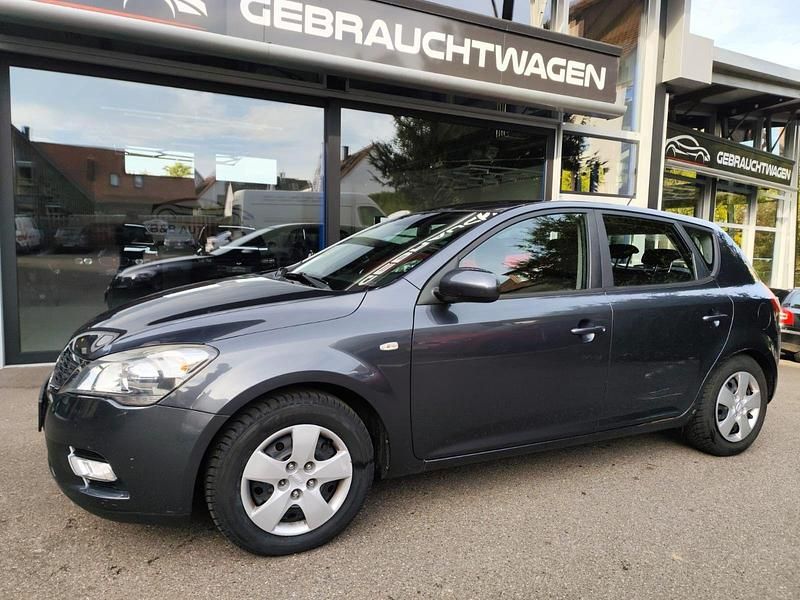 Grau Gebraucht 2010 Kia Ceed Kleinwagen | 2.900 € (Fairer Preis) - Bild 1/4