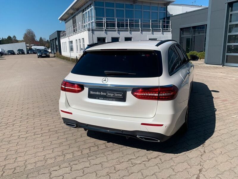 Gebraucht Mercedes E300 AMG 265 PS (194 kW) 2023 Manufaktur diamantweiß bright Kombi