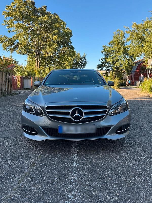 Grau Gebraucht 2014 Mercedes E220 Limousine | 18.500 € (Etwas zu teuer) - Bild 1/4
