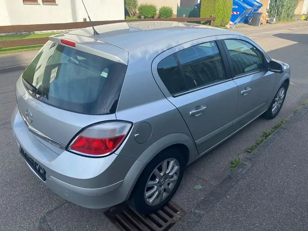 Gebraucht Opel Astra 105 PS (77 kW) 2004 Silber Limousine