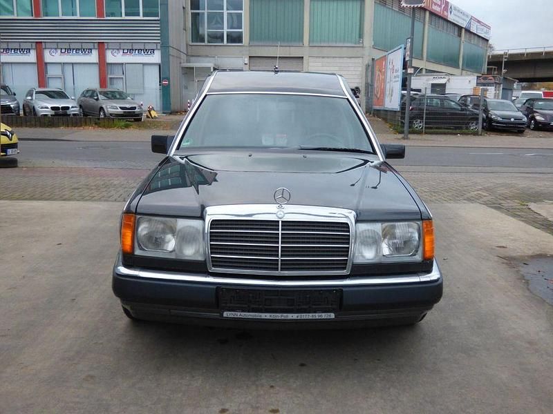 Gebraucht Mercedes 220 132 PS (97 kW) 1990 Schwarz Van / Kleinbus