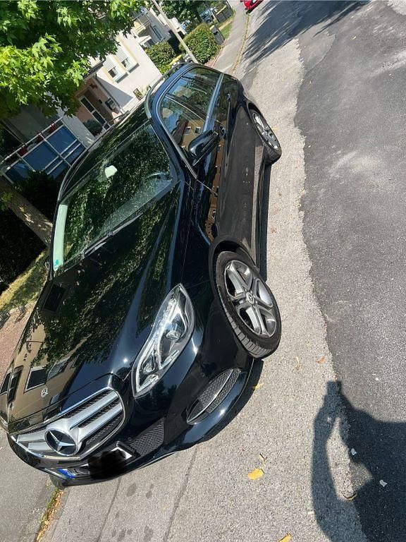 Schwarz Gebraucht 2013 Mercedes E300 Kombi | 8.250 € (Fairer Preis) - Bild 1/4