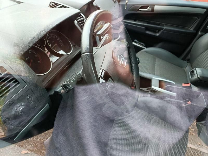 Schwarz Gebraucht 2011 Opel Zafira Design Edition Van / Kleinbus | 3.000 € (Guter Preis) - Bild 1/4