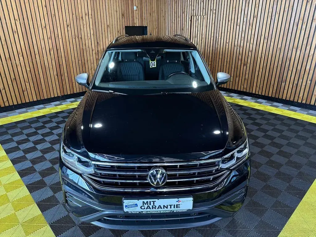 Gebraucht VW Tiguan Allspace 200 PS (147 kW) 2023 Deep black perleffekt SUV
