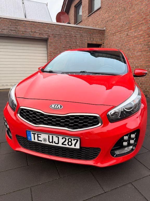 Rot Gebraucht 2015 Kia Ceed GT GT-Line Limousine | 8.300 € (Fairer Preis) - Bild 1/4