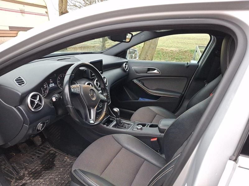 Gebraucht Mercedes A180 122 PS (89 kW) 2014 Silber Kleinwagen