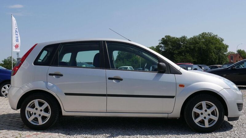 Gebraucht Ford Fiesta SE 69 PS (50 kW) 2005 Polarsilber Kleinwagen